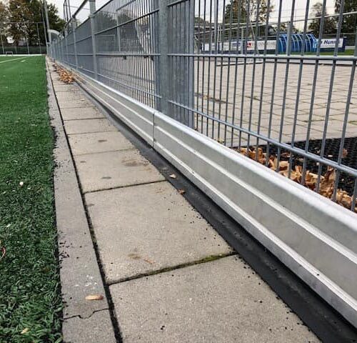 No INfill profielen de ideale kantopsluiting voor kunstgrasvelden met rubberen korrels. In 2 hoogtes leverbaar. Ook te combineren met ons reclamebord ophangsysteem PRO.