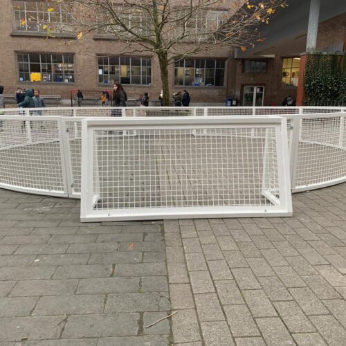 Pannakooi Match 146 Deze fraaie ronde pannakooi in een witte uitvoering op een schoolplein geplaatst. Deze staat in Antwerpen (Merksem)