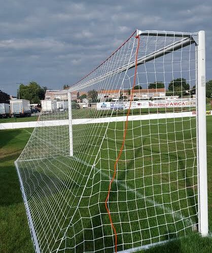 Opklapbare netbeugel voor seniorendoelen 15 De opklapbare netbeugels, grondbeugels op ons topmodel P-voetbaldoel. Nethakenloos doelprofiel en verlaagde hoekverbindingen.