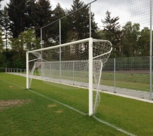 Voetbaldoel VD111. Onze opklapbare netbeugels gemonteerd op onze VD111 senioren voetbaldoelen. Ideaal tijdens het grasmaaien