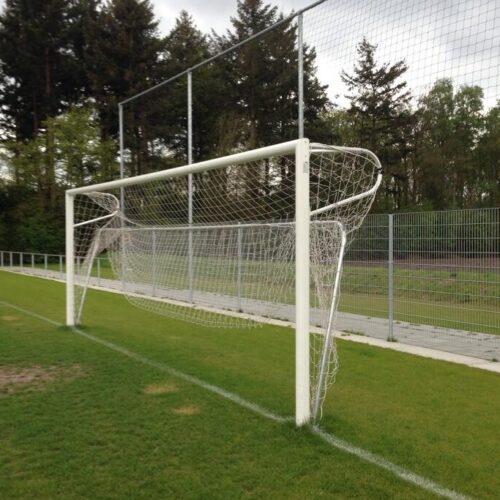 Opklapbare netbeugel voor seniorendoelen 14 Voetbaldoel VD111. Onze opklapbare netbeugels gemonteerd op onze VD111 senioren voetbaldoelen. Ideaal tijdens het grasmaaien