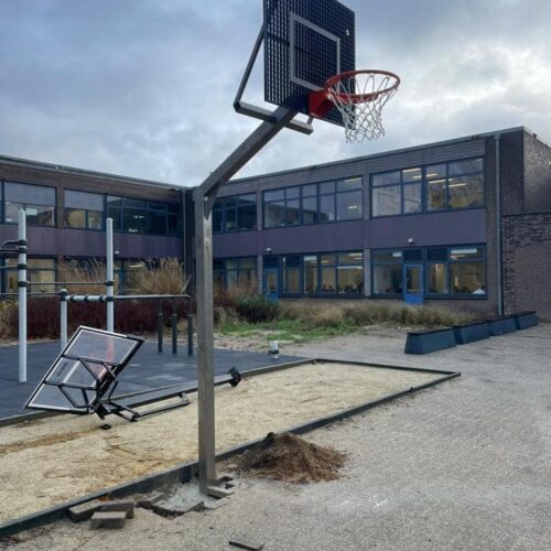 Basketbalpaal model Classic 93 Op deze afbeelding ziet u de inbetonneerbare uitvoering van deze fraaie outdoor basketbalpaal. WE kunnen deze basketbalpalen ook met een voetplaat en voorgeboorde gaten leveren.