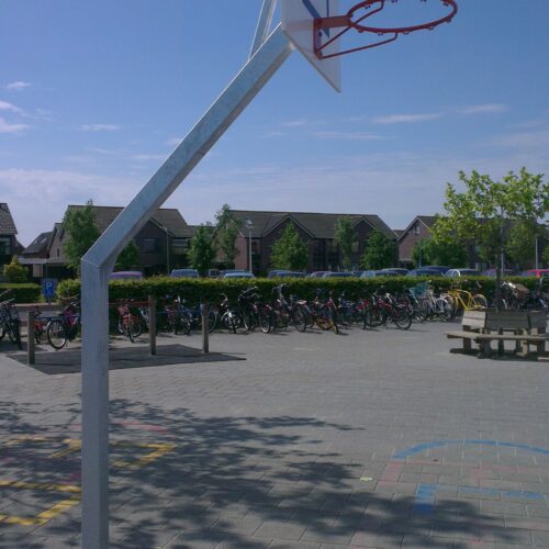 Basketbalpaal model Classic 58 Onze recreatie basketbalpalen model Classic. Een aanwinst voor ieder speelplein en verrassend voordelig!