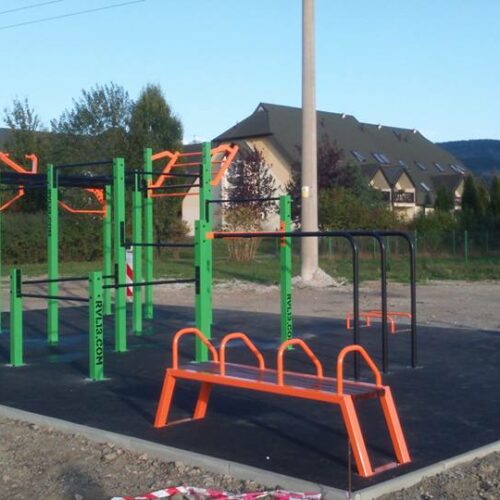 Calisthenics toestel Petum 49 Buiten fitnessen en sporten. Met onze bootcamp stations en uitbreidmogelijkheden, geeft u uw buitenruimte een fraai extra functie.