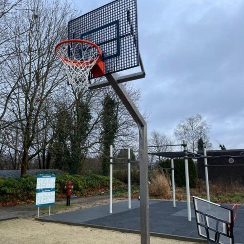 Basketbalpaal model Classic 91 Basketbalpaal Classic. Een aanwinst voor uw buiten. Hier is deze basketbalpaal afgebeeld met zwart rooster basketbalbord. (Geluidsarm en antivandaal).