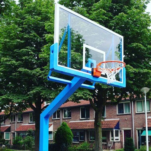 Basketbalpaal PROFI-outdoor 97 De ideale outdoor basketbalpaal voor pleintjes basketbal en het gewone basketbalspel. Topsegment outdoor basketbalpalen.