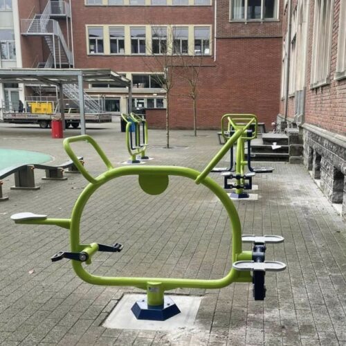 Creëer een sportief plein met de buiten kinderfitnesstoestellen van SKWshop. Zeer ruim assortiment. Naarst de groen-blauwe uitvoering op aanvraag, diverse andere kleurcombinaties mogelijk