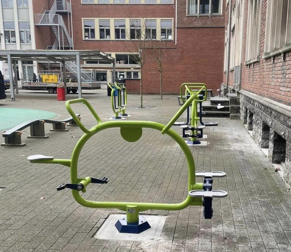 Kinderfitness de Dubbele Airwalker 5 kindvriendelijk fitnesstoestel. Het robuuste buizenframe van de Dubbele Airwalker voor kinderen garandeert veiligheid, stabiliteit en jarenlang speelplezier.