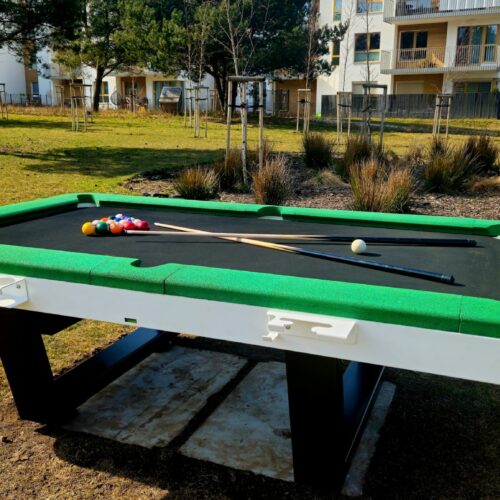 Pooltafel voor buiten model Solid 18 Met een gewicht van 750 kg en een solide funderingsbevestiging met schroeven, staat deze buiten pooltafel stevig op zijn plaats en is hij bestand tegen intensief gebruik en kan dus tegen een stootje.