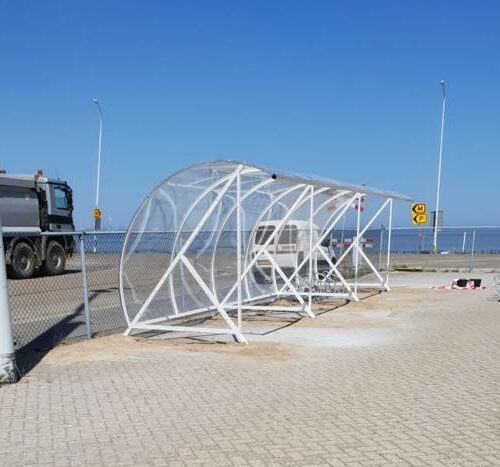 Rookoverkapping - rookabri BF1000 82 Net geplaatst, de 9 meter uitvoering van deze fraaie fietsoverkapping, bij de kust in Delfzijl. Volbad verzinkt en dubbel gepoedercoat.