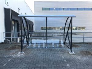 fietsoverkapping met fietsenrekken