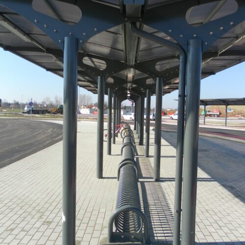 Fietsoverkapping Laura 43 Afgebeeld de zware en degelijke constructie van deze fraaie fietsoverkappingen. Hier 2 enkelzijdige met de rug tegen-elkaar geplaatst, hierdoor ontstaat er een overspanning van maar liefst 5 meter.