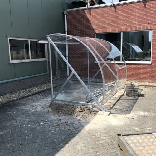 Rookoverkapping - rookabri BF1000 96 Door de transparante kapafwerking, niet alleen een functionele overkapping, maar ook nog eens zeer fraai om te zien. Hier ingezet als fietsoverkapping. Lengte 3 meter in de verzinkte uitvoering