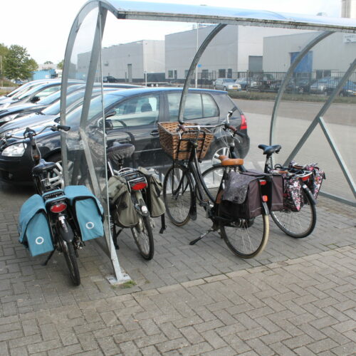 Rookoverkapping - rookabri BF1000 84 Ook na een aantal jaren gebruik, zien deze fietsoverkappingen er nog prima uit :-)