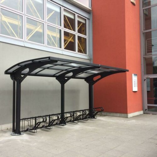 Fietsoverkapping Laura 35 De Fietsoverkapping model Laura combineert een robuuste constructie met een stijlvol gebogen dak, waardoor deze overdekte fietsenstalling perfect is voor wie op zoek is naar een duurzame én esthetisch aantrekkelijke oplossing.