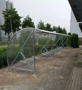 De overdekte fietsenstalling boogmodel BF1000 is een uitstekende keuze voor organisaties die hun personeel of bezoekers een comfortabele en veilige parkeerplaats voor fietsen willen bieden.