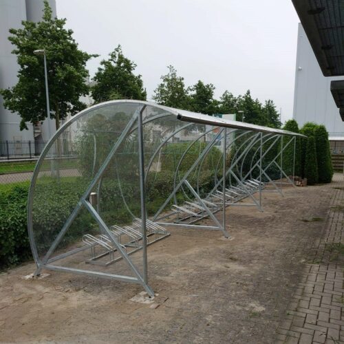 Fietsoverkapping BF1000 – Halfrond & Transparant 217 De overdekte fietsenstalling boogmodel BF1000 is een uitstekende keuze voor organisaties die hun personeel of bezoekers een comfortabele en veilige parkeerplaats voor fietsen willen bieden.