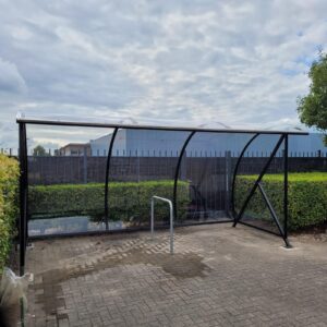 Fietsoverkapping BF1000 lengte 4.5m. Deze fietsoverkapping is geschikt voor 12 tot 14 fietsen.