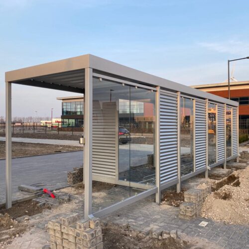 Fietsoverkapping Manheim - Modern en Maatwerk 52 Moderne fietsenstalling met glazen wanden en golfplaat