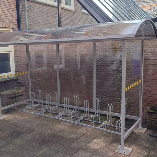 Fietsoverkapping Ticino - Open en Transparant 14 Onze fietsoverkapping model Ticino L 4.645mm in hartje Utrecht met onze hoog-laag fietsenrekken model 4000.
