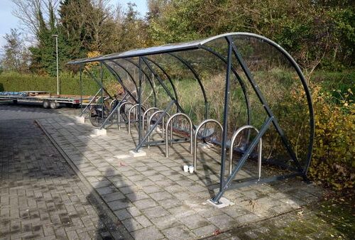 Fietsnietje model Curly 10 RVS fietsnietjes c.q. aanleunbeugels, hier afgebeeld in onze overdekte fietsenstalling BF1000 met een lengte van 9 meter