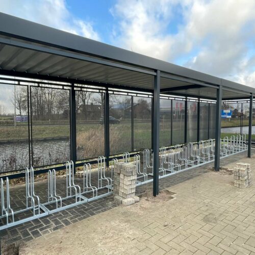 Fietsoverkapping Hagen – Luxe Design & Maatwerk 89 De Hagen fietsoverkapping combineert hoogwaardige materialen zoals verzinkte en gecoate Perfoplaten met een elegante uitstraling en langdurige bescherming tegen weer en wind.