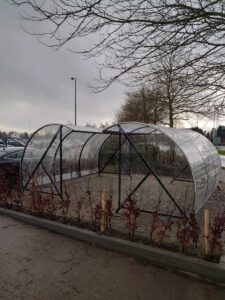 Ideale fietsoverkapping voor scholen, bedrijven en openbare ruimtes. Droog fietsparkeren voor een scherpe prijs. Rijwieloverkapping model BF1000, al leverbaar vanaf een lengte van 3 meter