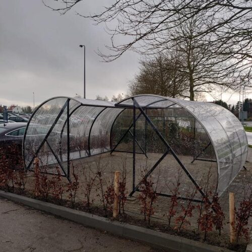 Fietsoverkapping BF1000 – Halfrond & Transparant 220 Ideale fietsoverkapping voor scholen, bedrijven en openbare ruimtes. Droog fietsparkeren voor een scherpe prijs. Rijwieloverkapping model BF1000, al leverbaar vanaf een lengte van 3 meter