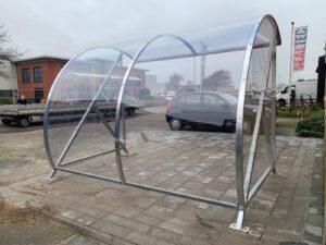 De fietsoverkapping BF1000 is niet alleen functioneel, maar ook esthetisch aantrekkelijk, met een boogmodel dat perfect aansluit bij moderne architectuur