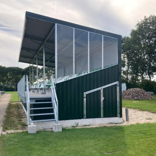 Tribune model Live 59 De live tribunes staan ca 1 meter boven het maaiveld en daardoor heeft iedereen een perfect zicht op het veld.
