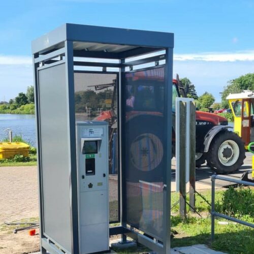 Betaalautomaat overkapping M1 19 1x1m De uitvoering met geperforeerde staalplaat van deze fraaie betaalautomaat overkapping. Deze is geheel uitgevoerd in ral 7016 antraciet en ziet u de prefab fundering 30x30cm die we gebruiken.