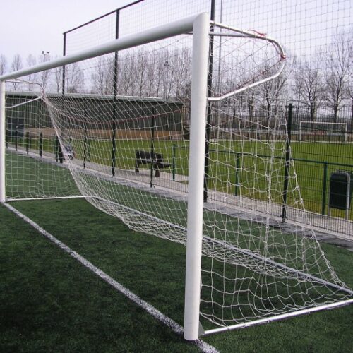 Aluminium voetbaldoel met net en P-beugels op sportveld