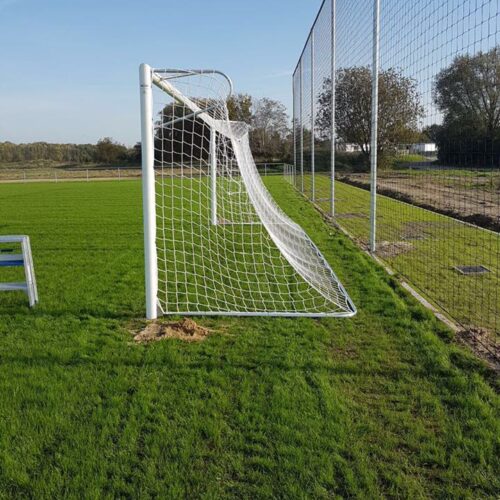 Voetbaldoel P-model VD111 18 Voetbaldoel model VD111 uitgevoerd met de instelbare opklapbare netbeugel, ook wel maaibeugel genoemd.