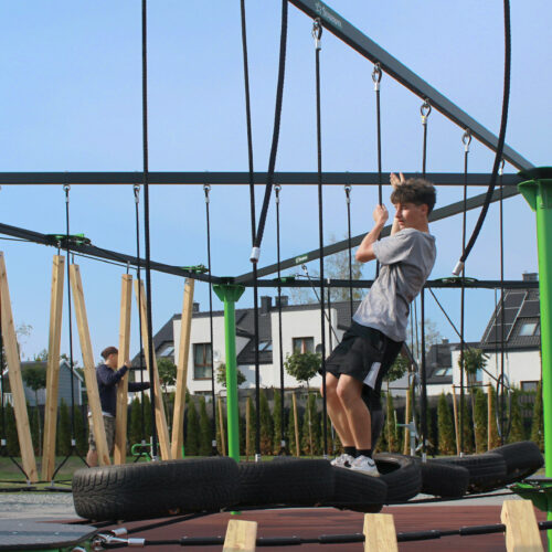 Speeltoestel Touw Park: P7103 13 Ervaar de energie van ons touwpark, waar bezoekers in actie te zien zijn terwijl ze de verschillende parcoursen ontdekken en hun grenzen verleggen.