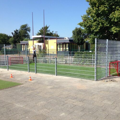 Pannakooi PS100 Basic 124 Klein pannaveld uit onze Basic-serie. De wanden en doelen verzinkt. De speelvloer van zandgevuld LSR24mm kunstgras.