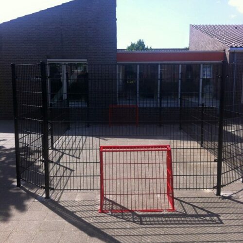 Pannaveld PS50 32 Pannaveld PS50 voorzien van onze volledig gelaste TRD200 voetbaldoeltjes