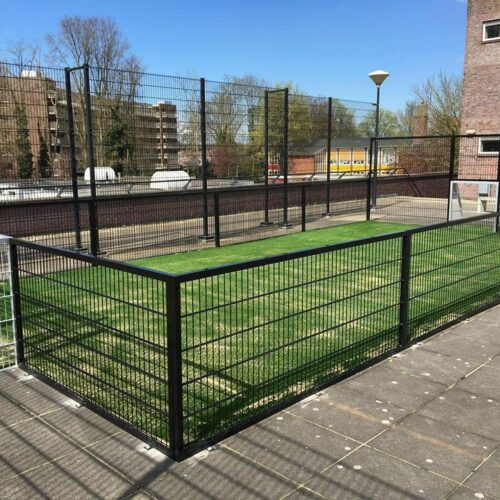 Pannakooi Match 147 Pannaveld, pannakooi. De vierkante uitvoering van de pannakooi, volledig geplaatst. Zwart gecoat en als speelvloer kunstgras.