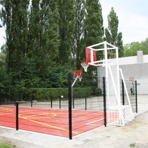 Voetbaldoel-basketbalcombi Model VBC180 37 Onze volledig gelaste voetbaldoel basketbalcombinaties. Hier in een door ons geplaatste pannakooi in Amsterdam