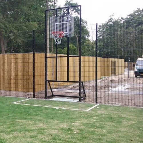 Voetbaldoel met basketbal VBC160 111 Voetbaldoel basketbalcombinatie in de kleinste uitvoering. Hier geplaatst in een pannakooi in Rotterdam.