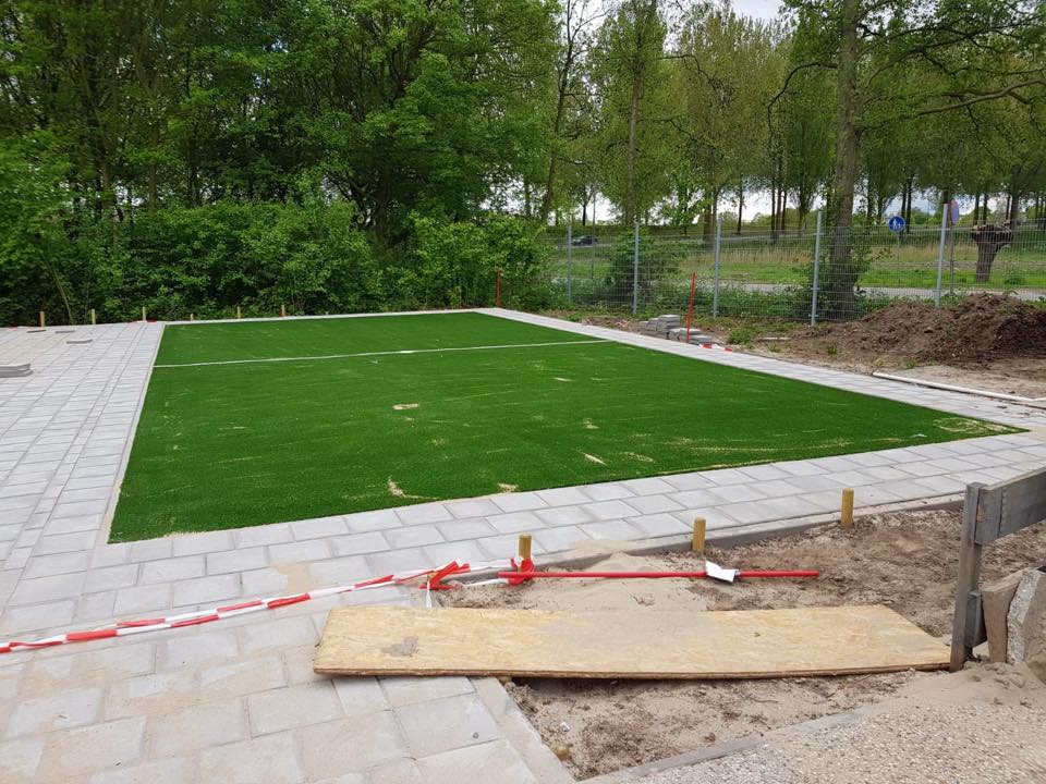 Kunstgras speelvloeren 25 Keurig afgewerkt en ingestrooid met zand.