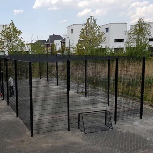 Voetbalkooi Basic 19 Pannakooi met wanden van 3 meter hoog en een net-overdeking. Afmetingen 6 x 12 meter.