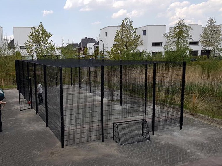 Voetbalkooi Basic 5 Pannakooi met wanden van 3 meter hoog en een net-overdeking. Afmetingen 6 x 12 meter.