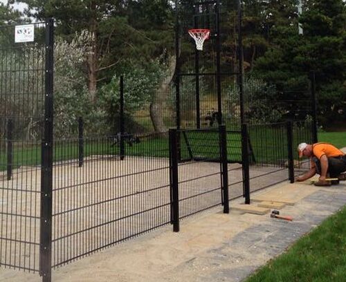 Voetbaldoel met basketbal VBC160 127 Pannakooi 5x10m. Ook deze pannakooi is voorzien van onze volledig gelaste voetbaldoel basketbal-combinaties. Locatie Terschelling. Op de afbeelding wordt de laatst hand gelegd aan deze fraaie mini multi- sportkooi.