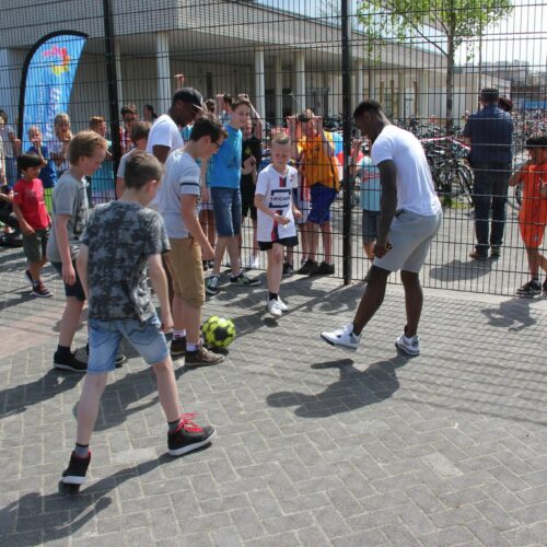 Voetbalkooi Basic 28 De opening van een sportkooi of pannakooi is bijna altijd een feestje. Op de afbeelding ziet u de opening van de door ons geleverde overdekte pannakooi in Tilburg door spelers van Willem II