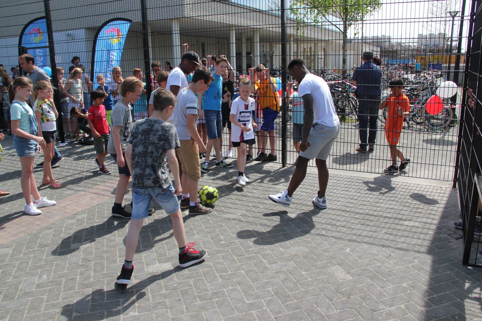 Voetbalkooi Basic 14 De opening van een sportkooi of pannakooi is bijna altijd een feestje. Op de afbeelding ziet u de opening van de door ons geleverde overdekte pannakooi in Tilburg door spelers van Willem II