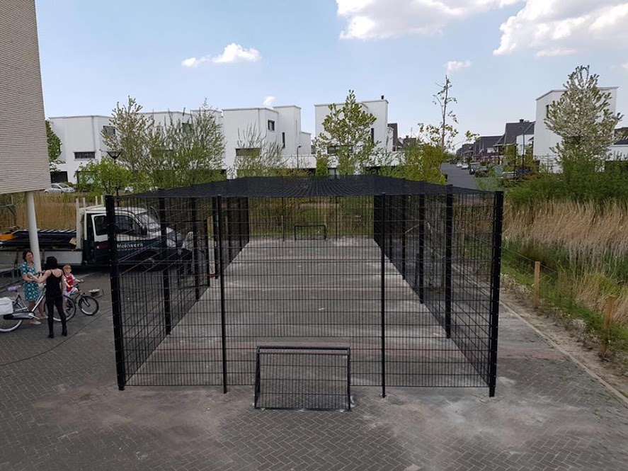 Voetbalkooi Basic 3 Een sportkooi of pannakooi met net-overdekking is soms de beste oplossing!