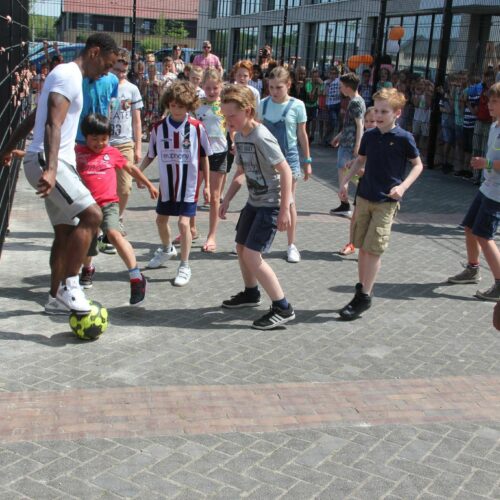 Voetbalkooi Basic 23 De opening van de door ons geleverde overdekte sportkooi, cq pannakooi door; Joris Mathijssen en Terrel Ondaan en Andy Kawaya van Willem II