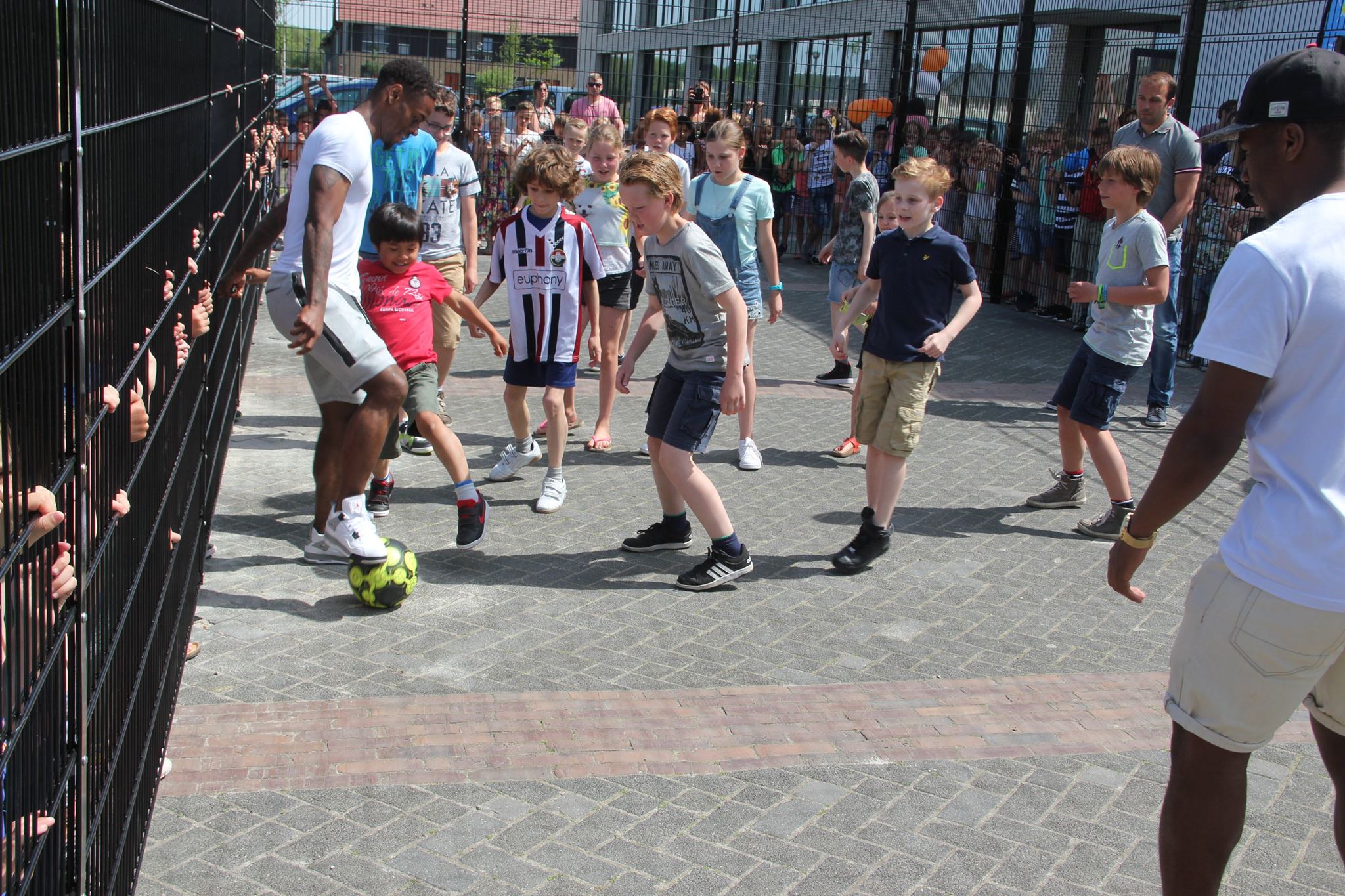 Voetbalkooi Basic 9 De opening van de door ons geleverde overdekte sportkooi, cq pannakooi door; Joris Mathijssen en Terrel Ondaan en Andy Kawaya van Willem II