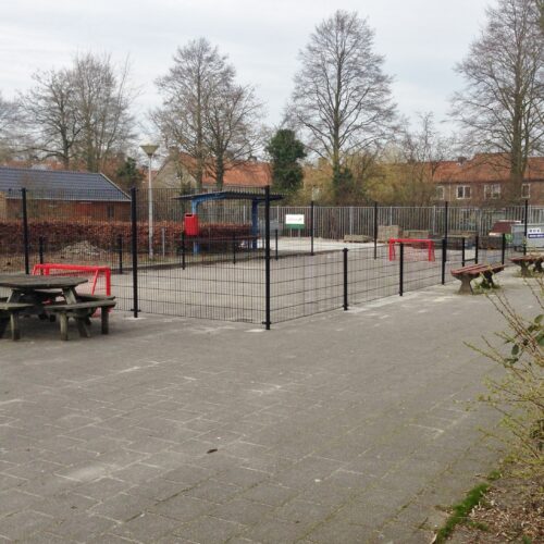 Pannakooi PS100 Basic 100 Pannakooi, pannaveld model Basic, afmetingen 7.5 x 15 meter. Zwart gecoat en voorzien van rode vandalisme-arme voetbaldoeltjes.