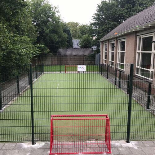 Pannakooi PS100 Basic 74 Afgebeeld een pannakooi - pannaveld afmetingen ca. 6 x 12 meter met zandgevuld kunstgras. Een tegelvloer is voor een schoolplein vaak meer dan voldoende